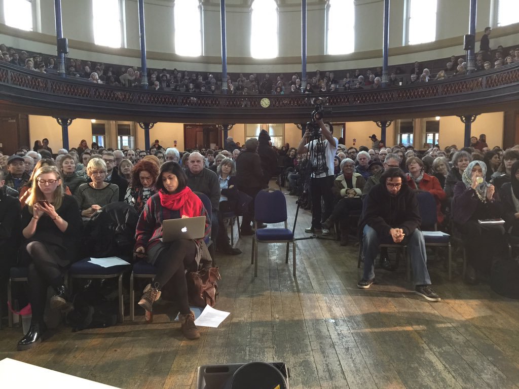 Wonderful audience listening to Yannis Varoufakis at #PeoplesPPE Round Church Hackney.. https://t.co/yG7Xe66isv